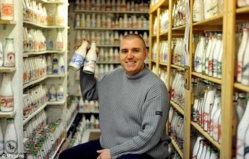 Самая большая коллекция молочных бутылок