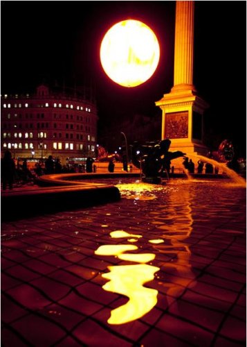 Инсталляция в виде огромного солнца над Трафальгарской площадью
