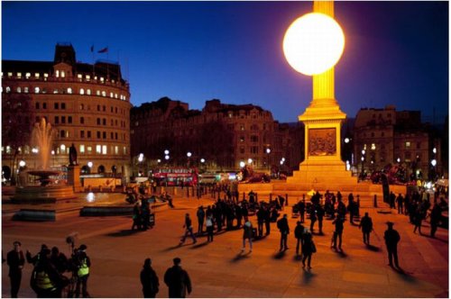 Инсталляция в виде огромного солнца над Трафальгарской площадью