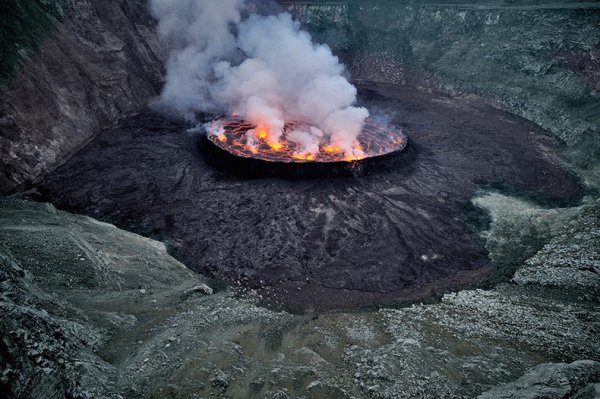 Лавовое озеро вулкана Ньирагонго
