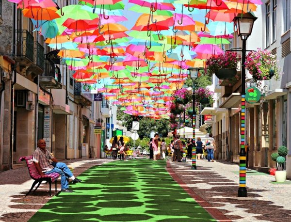 Красочная выставка парящих зонтов в Агуэда, Португалия