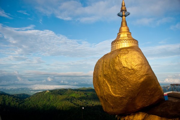 Золотой Камень – позолоченный валун Будды