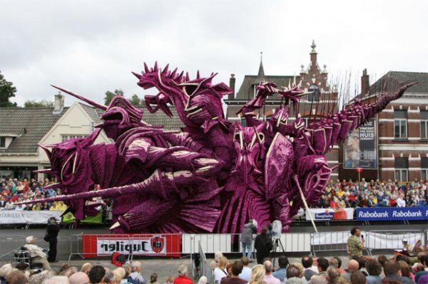 Огромные скульптуры из георгинов на цветочном параде «Bloemencorso»