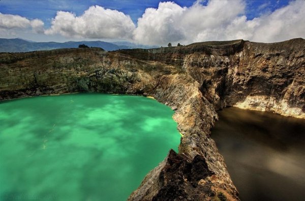Трёхцветные озёра Келимуту в Индонезии