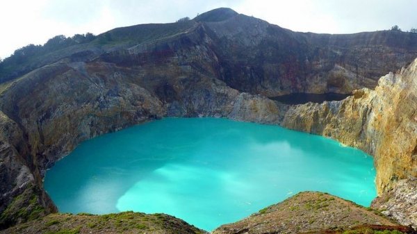 Трёхцветные озёра Келимуту в Индонезии