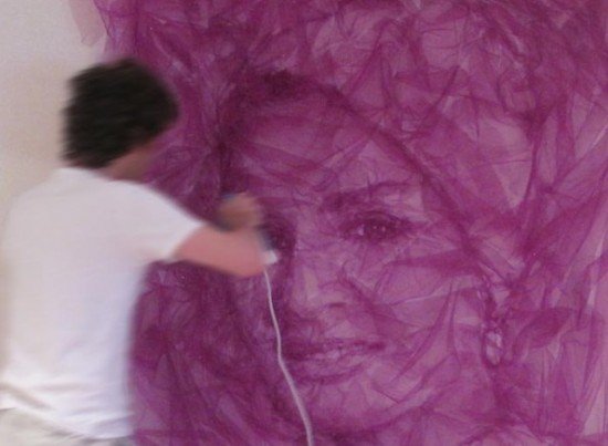 Художник создает пугающе реалистичные портреты из тюлевой сетки