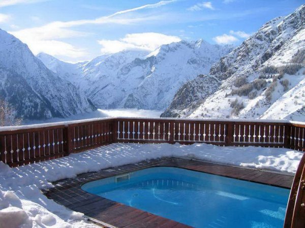 Самые живописные открытые бассейны на зимних курортах