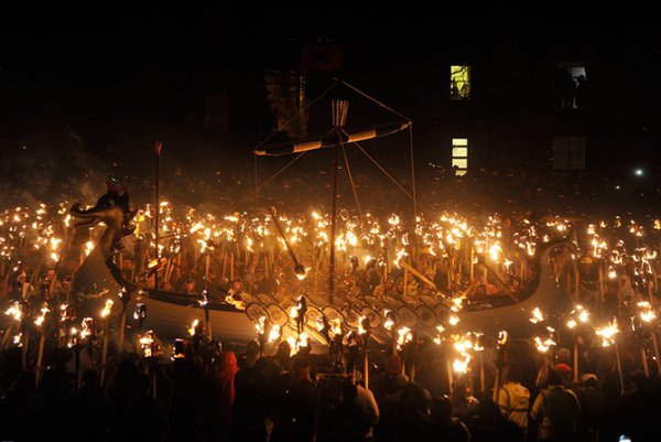 Апхеллио – самый крупный праздник огня в Европе (21 фото)