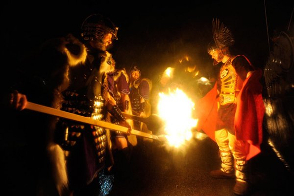 Апхеллио – самый крупный праздник огня в Европе (21 фото)