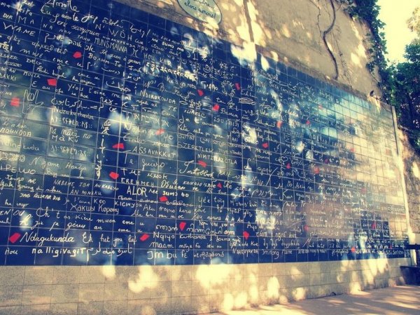 Стена признаний в любви в Париже