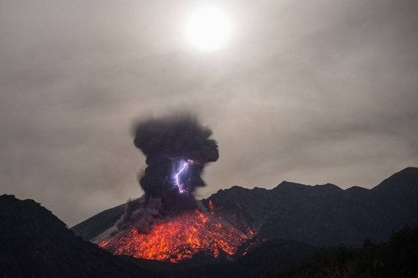 Потрясающие фотографии вулканических молний от Мартина Риетце
