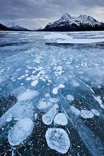 Уникальная поверхность замёрзшего озера Авраам (10 фото)