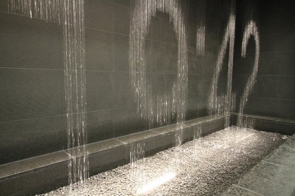 Удивительный водяной фонтан на станции в Осаке