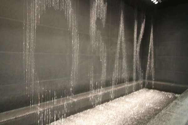 Удивительный водяной фонтан на станции в Осаке
