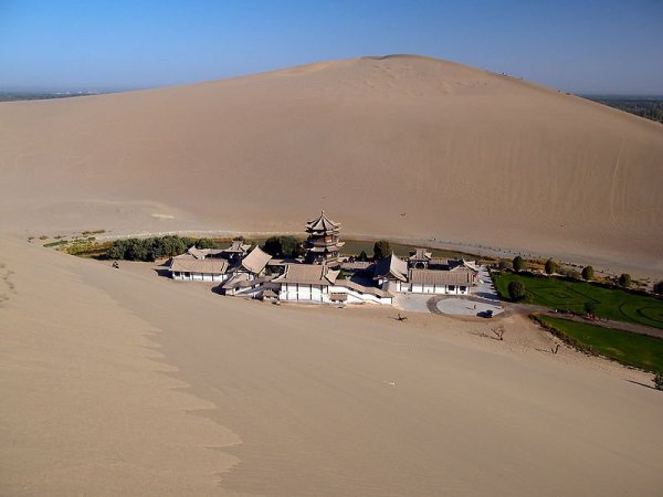 Уникальный оазис Дуньхуан в пустыне Гоби (12 фото)