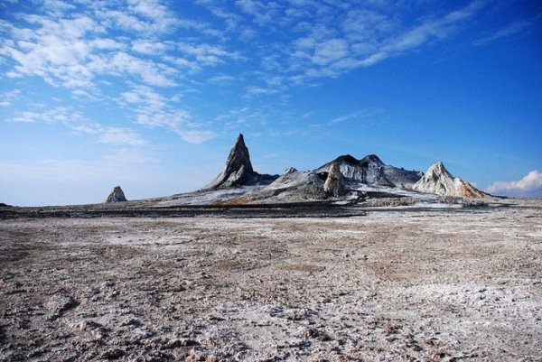 Уникальный вулкан Оль Дойньо Ленгаи, извергающийся при низкой температуре (17 фото)
