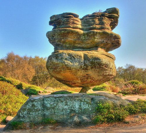 Idol Rock – балансирующее скальное образование в Англии (7 фото)