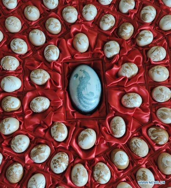 Утончённая резьба по яичной скорлупе от Пу Деронга