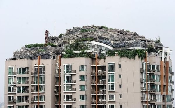 Эксцентричный бизнесмен построил горную виллу на крыше многоэтажки