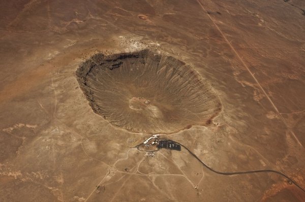 Невероятный метеоритный кратер Бэррингера в Аризоне (11 фото)