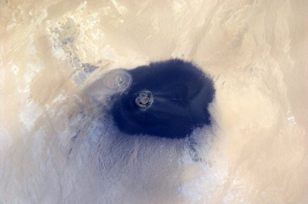 Оазис Вау-ан-Намус в кратере потухшего вулкана (12 фото)