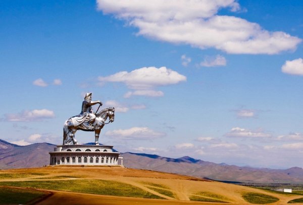 Огромная статуя Чингисхана в Монголии (9 фото)