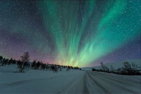 Звёздное небо, озарённое полярным сиянием (13 фото)