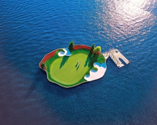 Плавающее поле для гольфа на курорте «Кёр-д‘Ален» (5 фото)