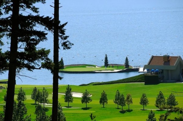 Плавающее поле для гольфа на курорте «Кёр-д‘Ален» (5 фото)