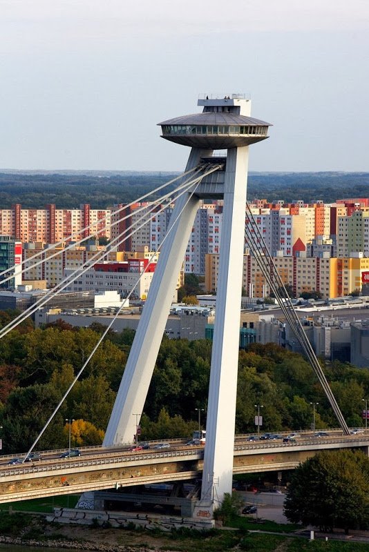НЛО-подобный мост в Братиславе (8 фото)