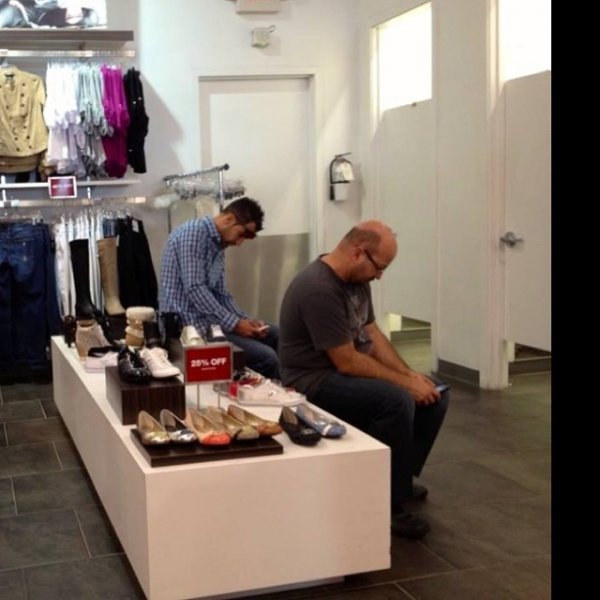 Несчастные мужчины во время шоппинга (20 фото)