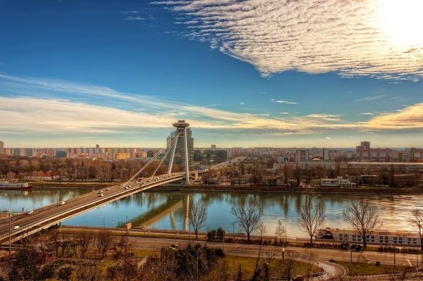 НЛО-подобный мост в Братиславе (8 фото)