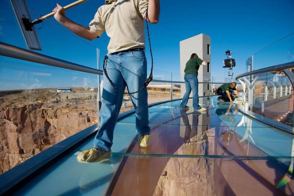 Смотровая площадка со стеклянным полом над Гранд-Каньоном (20 фото)