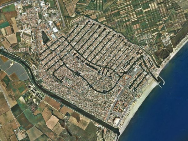 Эмпуриабрава, собственная Венеция Испании (16 фото)