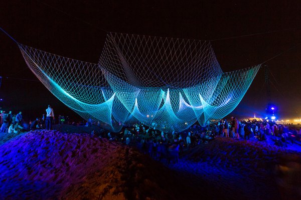 Гигантские инсталляции из подвешенных сетей от Джанет Экельман (7 фото)