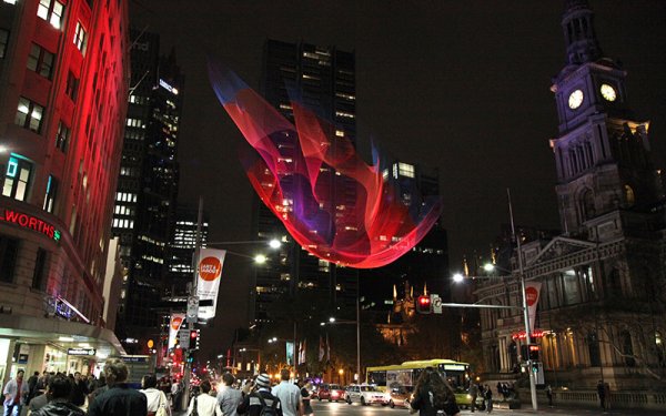 Гигантские инсталляции из подвешенных сетей от Джанет Экельман (7 фото)