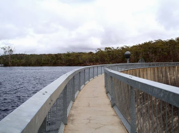 Шепчущая стена водохранилища Баросса (9 фото)