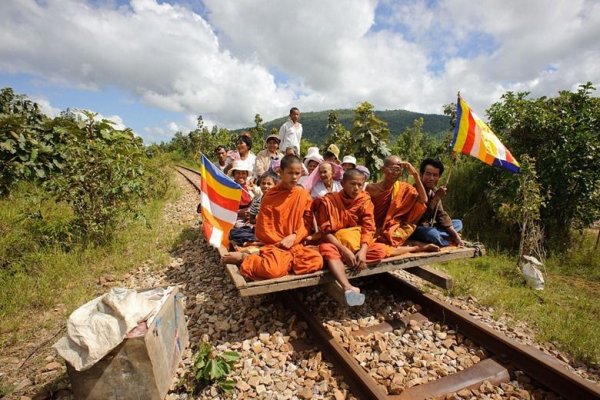 Шаткие бамбуковые поезда Камбоджи (3 фото + видео)