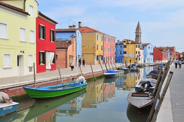 Красочный остров Бурано в Италии (14 фото)