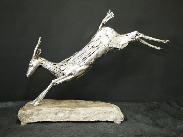Столовые приборы как материал для творчества: Потрясающие скульптуры Гэри Ховея (15 фото)
