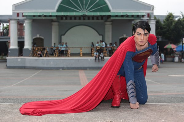 Филиппинец с помощью пластической хирургии стал похож на Супермена (4 фото)
