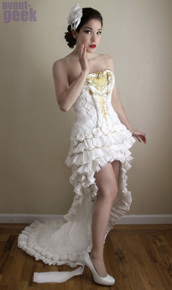 Великолепное платье, почти полностью выполненное из туалетной бумаги (4 фото)
