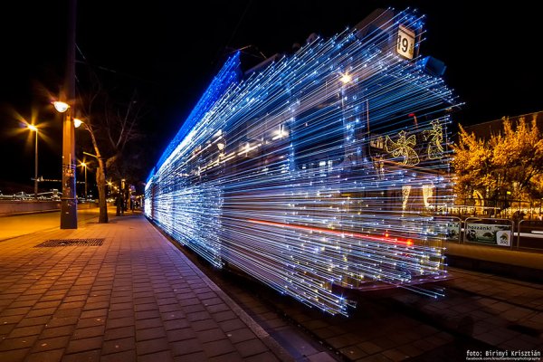30000 LED-лампочек придают трамваям в Будапеште вид машин времени (10 фото)