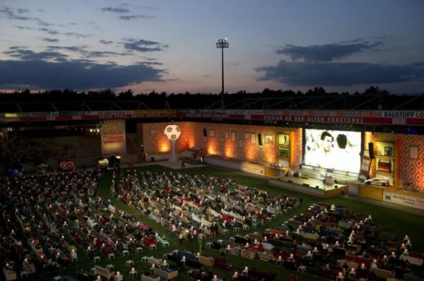 Берлинский стадион, переделанный в гигантский удобный кинотеатр (6 фото)