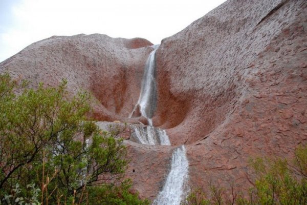 Каскадные водопады скалы Улуру (11 фото)