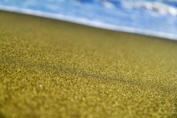 Папаколеа: необычный пляж зелёного цвета (8 фото)