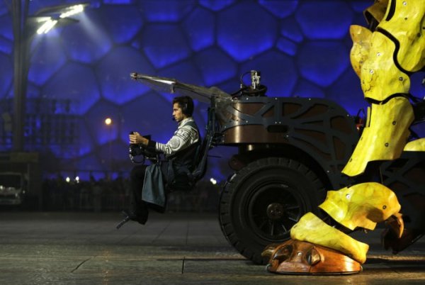 Гигантский огнедышащий дракон на улицах Пекина (25 фото)