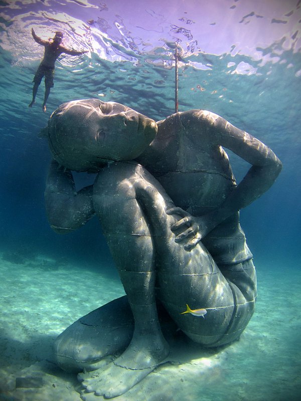 Атлант Океана: Огромная подводная статуя девушки, держащей океан на своих плечах (7 фото)