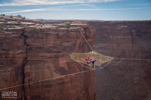 Паутина для бейсджампинга над скалами на высоте 120 метров (14 фото + видео)