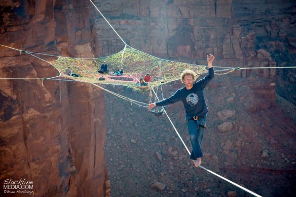 Паутина для бейсджампинга над скалами на высоте 120 метров (14 фото + видео)